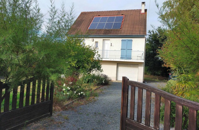 4-room house with large garden in village 15 km from Arromanche