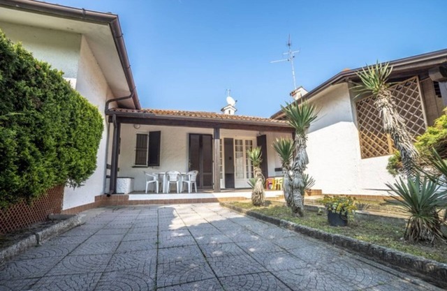4-rooms-detached house immersed in the green, 350 m from the beach, 8 beds