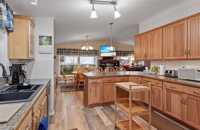 4 Season Bayview Getaway/ Bayview/Hot tub/Fishing