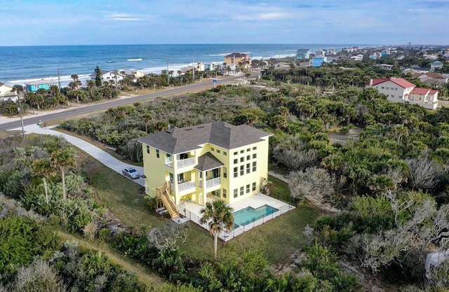 400ft to private beach. Riverfront,dock,pool,kayaks Elevator, 1.6 acres