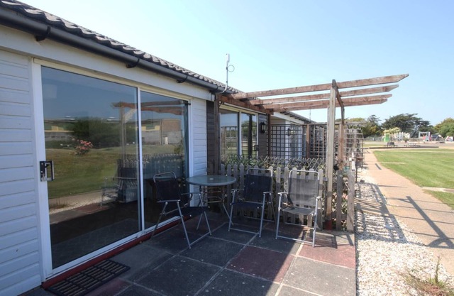 43G Medmerry Park 2 Bedroom Budget Chalet