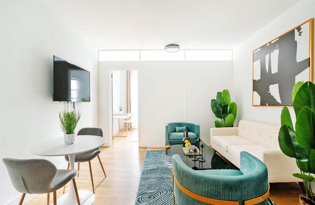 444-3F Newly renovated 1BR in Hell's Kitchen