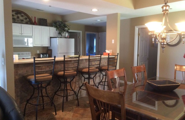 4BD/4BA Condo, Sleeps 10, Lake Front View, Steps from Pool, Family Fun!