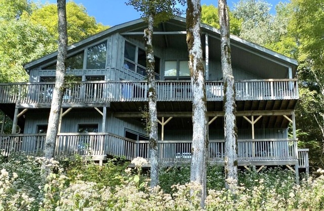 4Bed/4Bath Mountain Retreat in Wolf Laurel CC with 60-mile views.