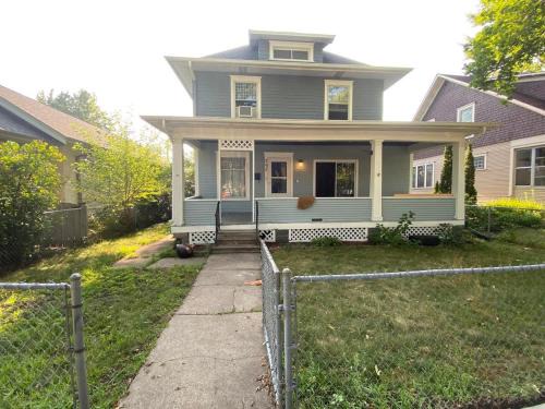 4BR 2BA Home in Charming St Paul - Sleeps 10