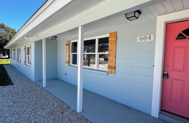 4BR coastal escape with boat parking, ramp, and downtown dining nearby