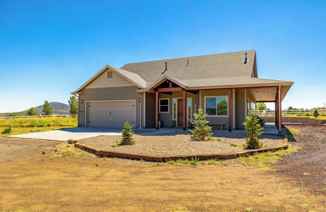 4BR Mountain View Farmhouse + Hot Tub Retreat