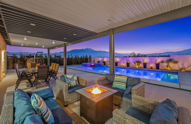 4BR Oasis W/Heated Pool, Spa, Game room, BBQ & Mountain View