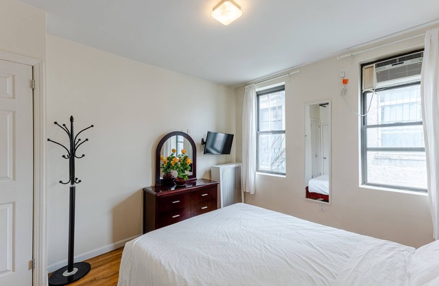 (4D) 1 Bedroom Apt Just Off Park Ave