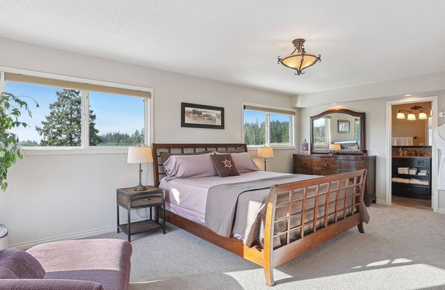 5 Acre Country Estate, Wifi, Beautiful Views, Surrounded by Vineyards & Horses