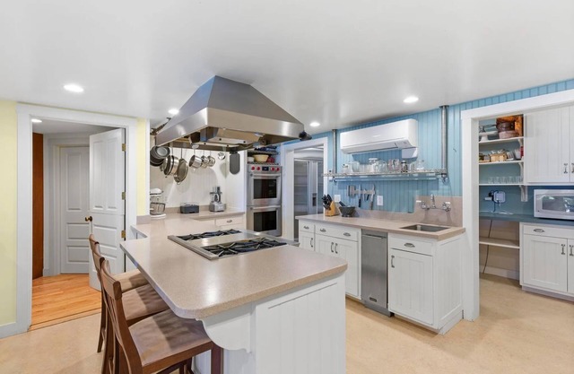 5 Acre Private Coastal Estate: 2 Homes, Kayaks, Kid-Friendly, Gym w/Peloton +