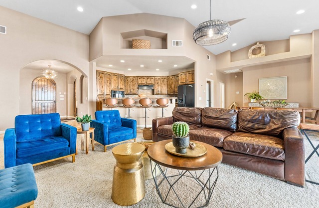5 acres, heated pool & spa, great views near the park!