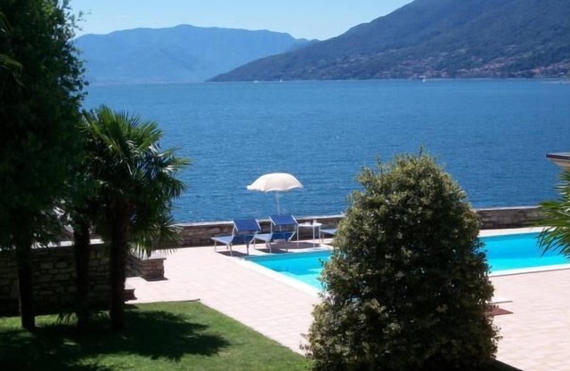 5 apartments with pool, terrace, sunbathing area and lake access