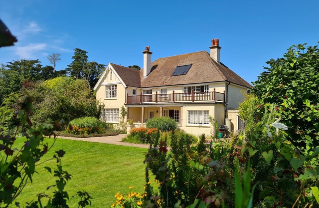 5-bed house: pool, tennis court, walk to beach, 10 acres