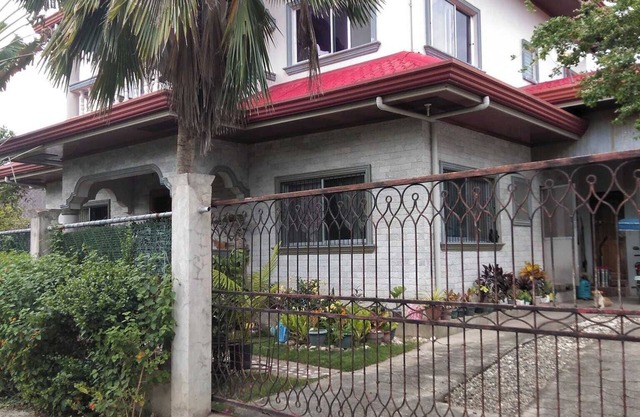 5 Bedrm villa by the seaside great for diving and snorkling family friendly.