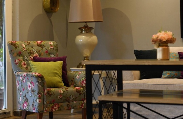 5-bedroom B&B, Azaiba beach Muscat with AC/WiFi/22 M lap pool, near restaurants