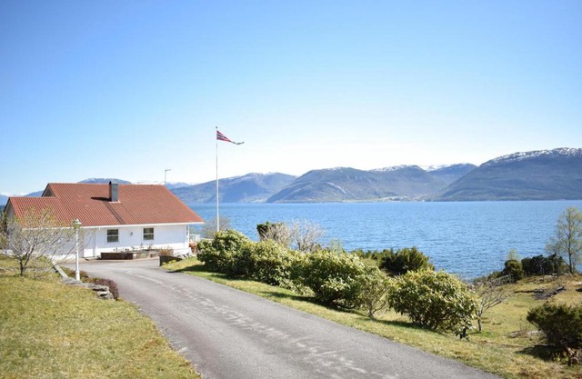 5 Bedroom Beach Front Home In Lavik