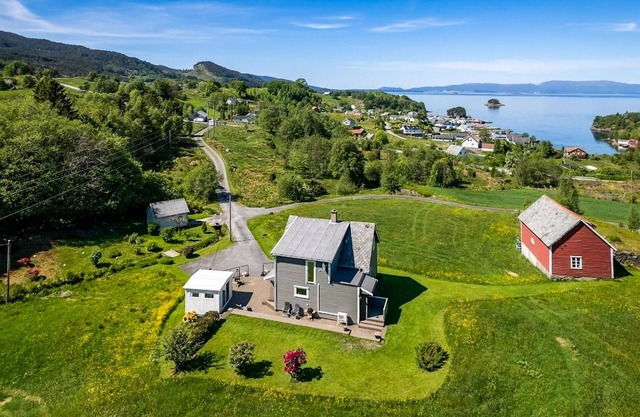 5 bedroom lovely home in Bjoa