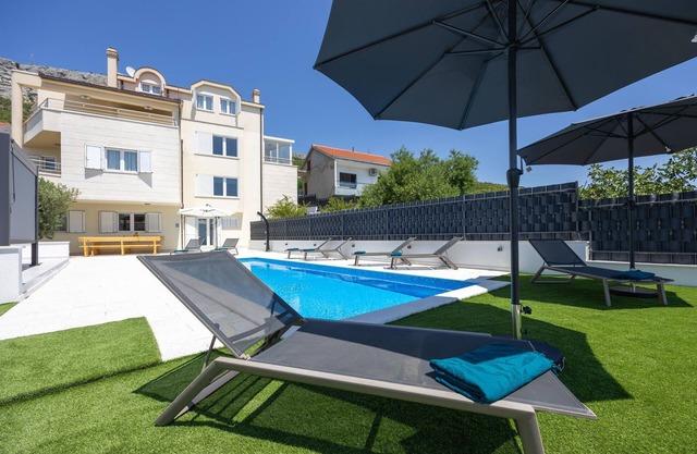 5 bedroom lovely home in Kucine