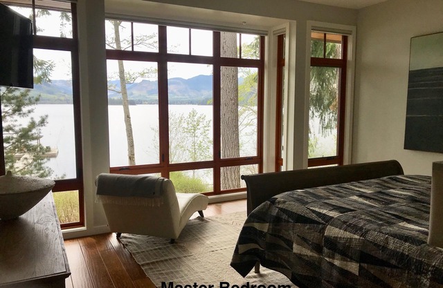 5 Bedroom Luxury Lakefront home