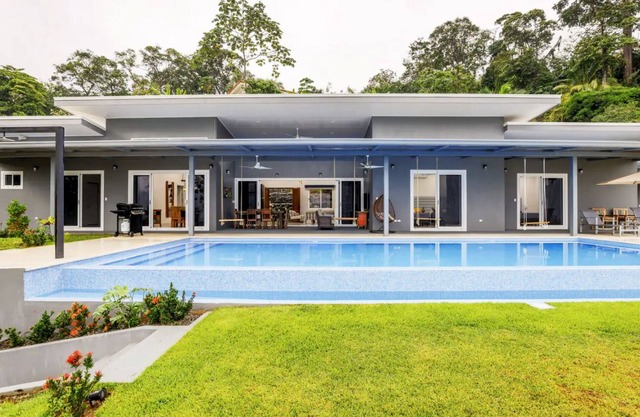 5 Bedrooms, large pool & spectacular whale tail ocean view!