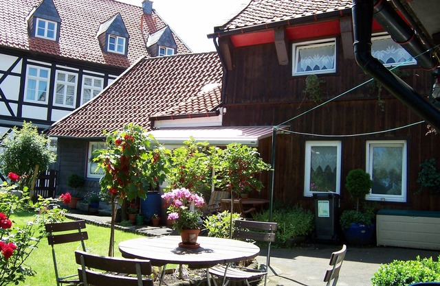 5 bedrooms, quiet town location, garden, 2 parking spaces, 200m to market square