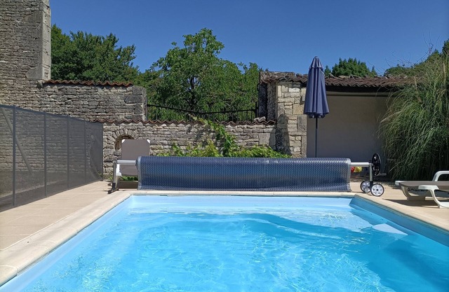 5 beds cottage with heatted pool in a lovely stones village