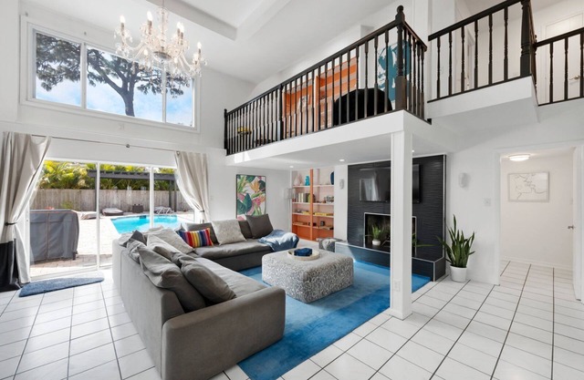 5 BR Luxury Beach Villa: Heated Pool & Games Room, Modern Design