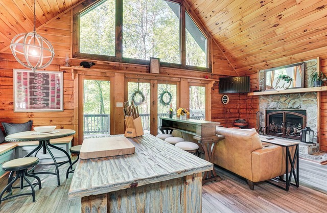 5 Mi to Helen: Hideaway w/Deck & Grill!