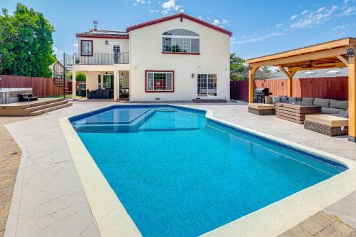 5 Mi to La Jolla Cove Spacious Retreat with Hot Tub