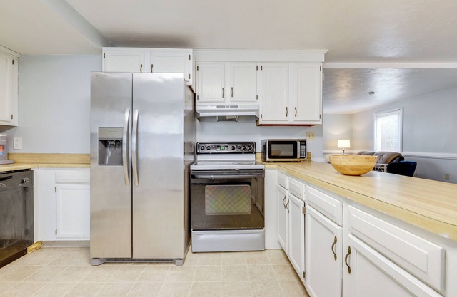 5 Mi to to Downtown Worcester: Quiet Townhome