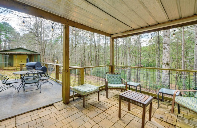 5 Mi to West Point Lake: Group Getaway Near Town