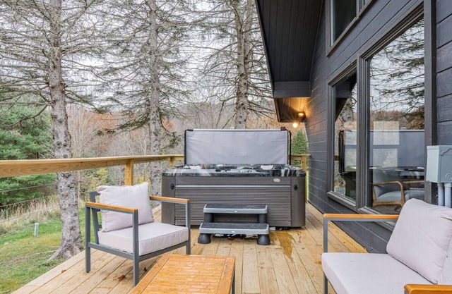 5 Min to Skiing | Hot Tub | Fire Pit | Pool Table