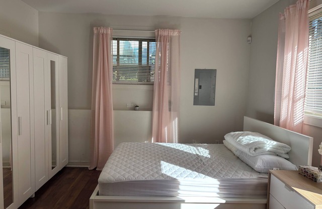 5 min walk to beach- Independent Bedroom with Private Full Bathroom and Entrance