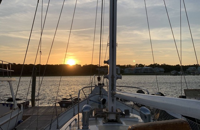 5 min walk to beach! Perfect for Families!Cheoy Lee Sailboat stay!Dog friendly!