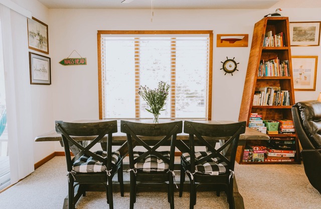 5 min Walk to Ocean, 1 Block to Dowdy Park AMAZING Location!