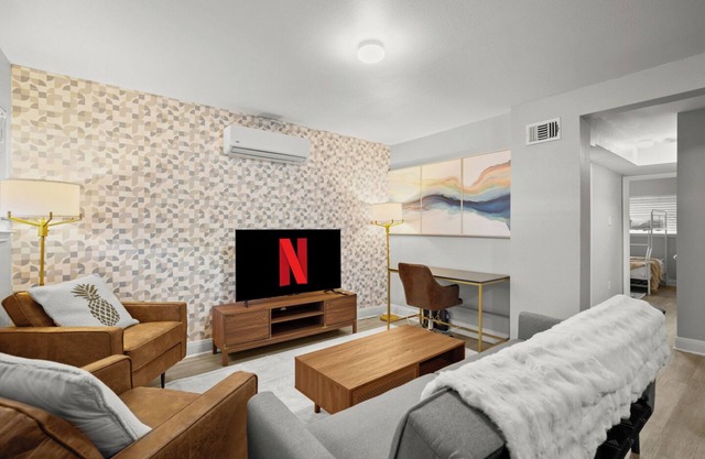 5 Mins to DT-500Mbps WiFi-Parking-W/D-KingBed-TV!