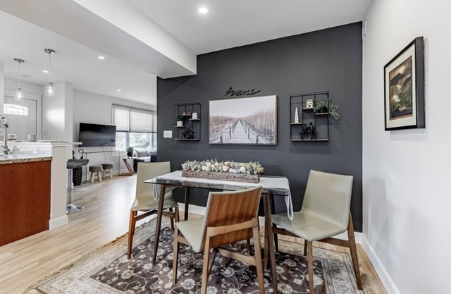 5 mins to Pubs, beach, waterfront trail and GO station to downtown TO