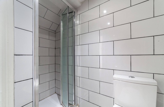 5 mins to the Arsenal stadium! Clean quiet flat can fit 7/8
