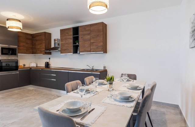 5 mins walk from Valletta Ferry - Apartment in Sliema with View of Valletta.
