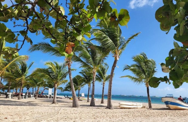 5 minutes Beach apt with Parking, Pool and Jacuzzi.