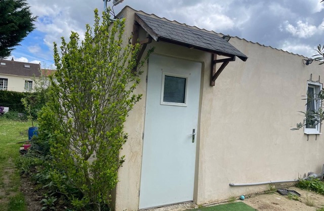 5 minutes from Chambly, small house at the bottom of the garden