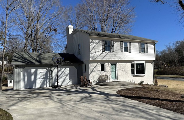 5 minutes from Furniture Market! 4 bed 2 1/2 bath house in a quiet neighborhood