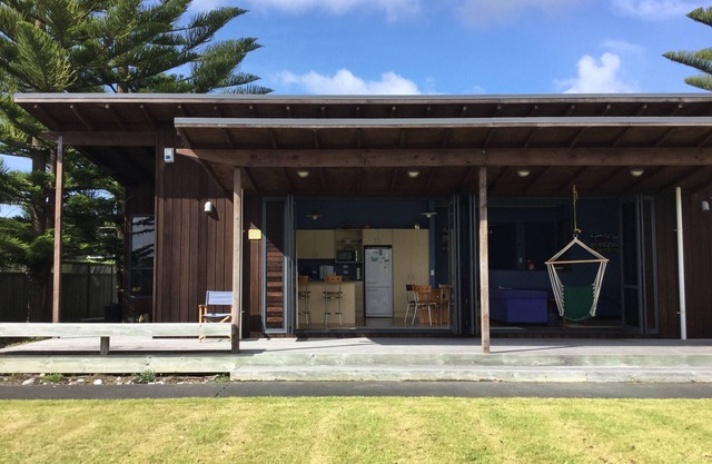 5 minutes level walkway to Omaha Beach