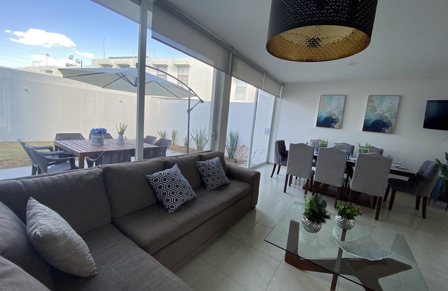 5 minutes to Industrial Zone! Family-sized condo with pool, gym and playground