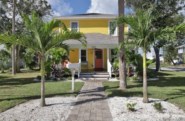 5 minutes to the beach, 1 block from Canal St