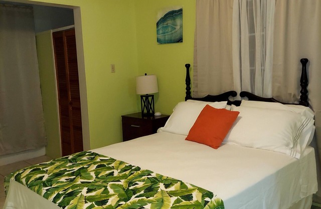 5 minutes to the beach! Cozy 2 Bedroom & Bathroom with balcony & scenic views