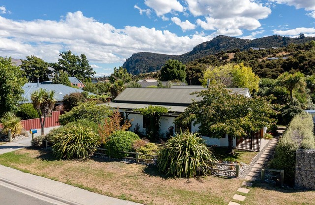 5 minutes to the Clutha river walking and biking tracks! Large 4 bedroom house