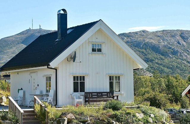 5 person holiday home in Oksvoll