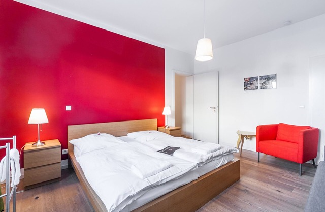 5 rooms, giant living room, Park Tempelhofer Feld, 3 minutes to underground/S-Bahn, up to 14 people